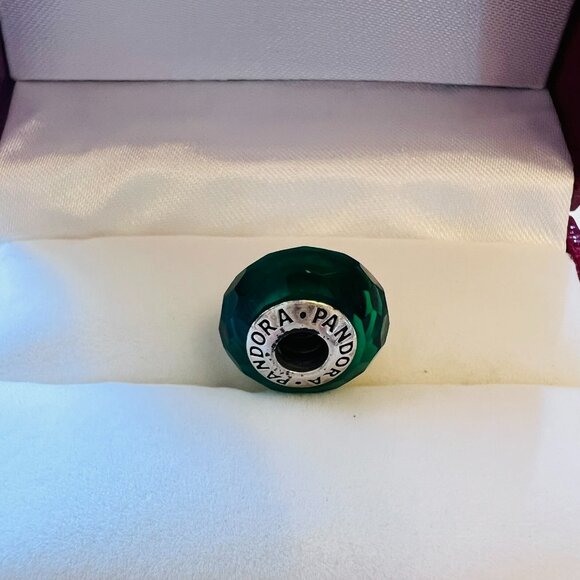 Pandora Emerald Green Faceted Murano Charm w/ .925 Sterling - Picture 4 of 5